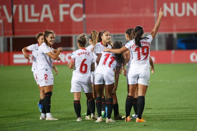 El Sevilla Femenino celebra uno de los goles de Martín-Prieto (Foto: SFC).
