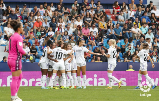 El Real Madrid celebra el primer gol del partido ante el Levante.
