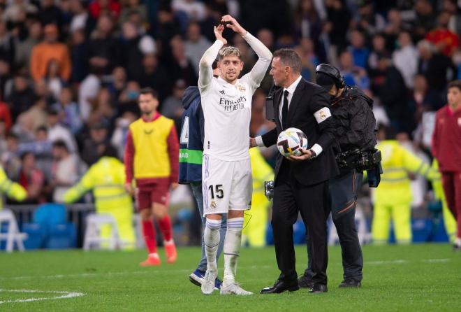 Fede Valverde aplaude a la afición del Real Madrid (Foto: Cordon Press).