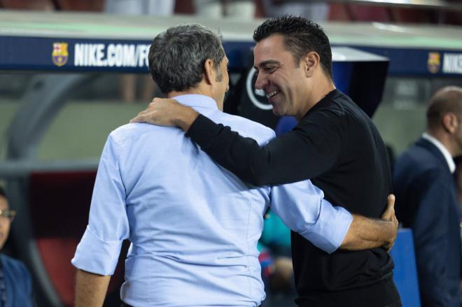 Xavi Hernández y Ernesto Valverde se saludan en el Camp Nou antes del Barça - Villarreal (Foto: Cordon Press).