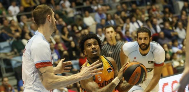 Valencia Basket sufre pero asalta la pista del Obradoiro (98-103)