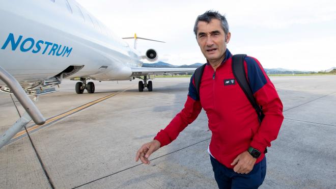 Ernesto Valverde se dirige a tomar el avión para un desplazamiento del equipo (Foto: Athletic Club).