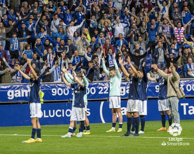 Los jugadores del Oviedo celebran la victoria ante el Málaga con su afición (Foto: LaLiga)