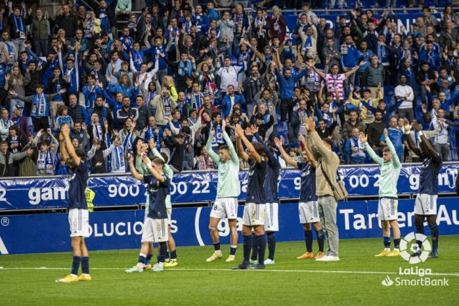 Los jugadores del Oviedo celebran la victoria con el Málaga con la afición (Foto: LaLiga)