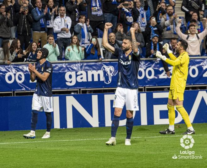 Los jugadores del Oviedo celebran la victoria con el Málaga con la afición (Foto: LaLiga)