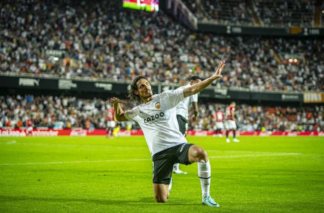 Edinson Cavani celebra un gol en Mestalla (Foto: Valencia CF).