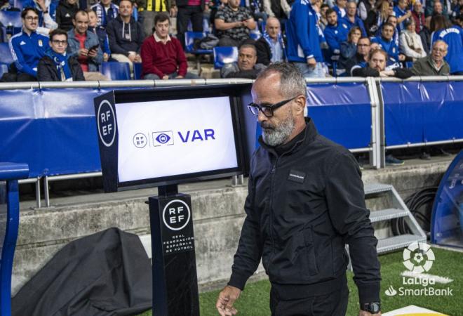 Álvaro Cervera en su primer partido como entrenador del Real Oviedo (Foto: LaLiga)