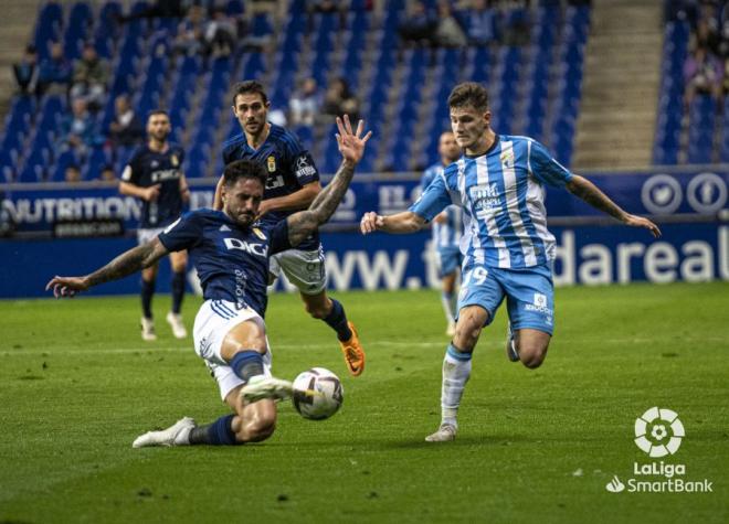 Cristian, ante un rival del Oviedo (Foto: LaLiga).