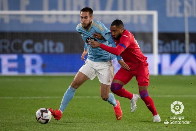 Mingueza ante el Getafe en Balaídos. (Foto: LaLiga)