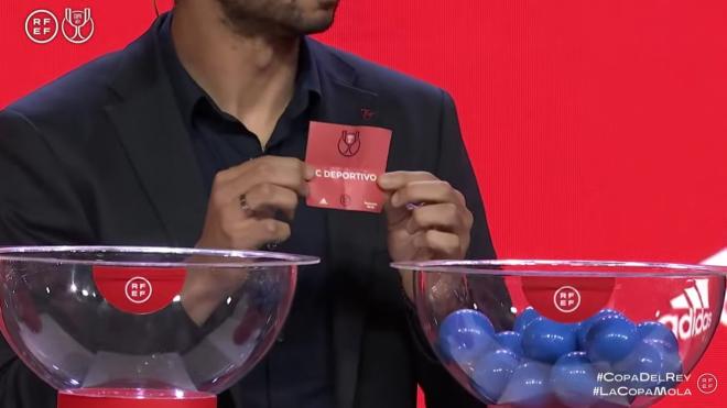 Momento en el que ha salido la bola del Deportivo en el Sorteo de la Copa del Rey para la primera ronda