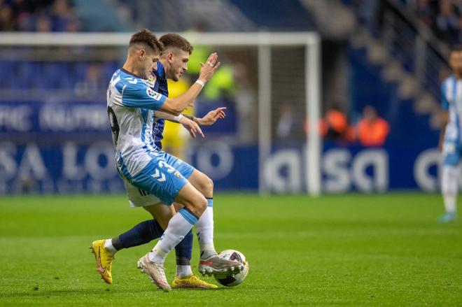 Pugna de Viti en el Oviedo-Málaga (Foto: Real Oviedo)