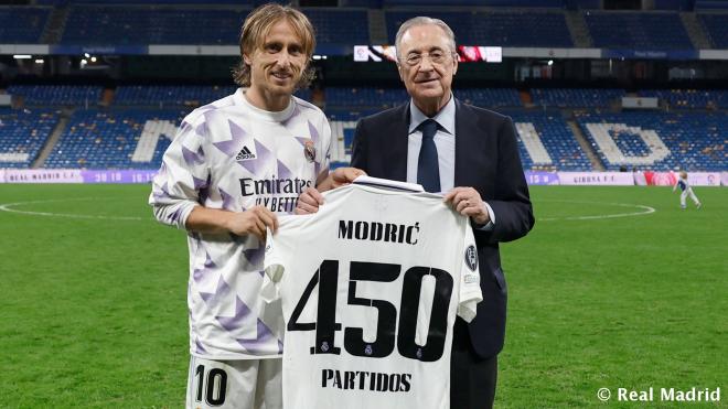 Florentino Pérez le entrega a Modric una camiseta por sus 450 partidos con el Real Madrid (Foto: Real Madrid).
