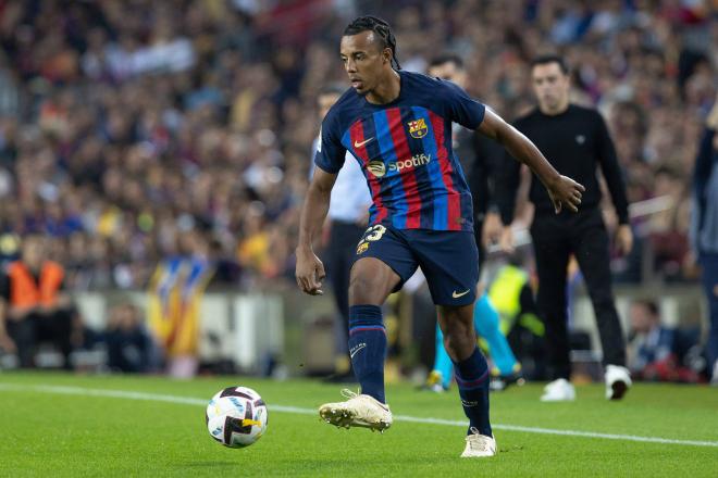 Jules Koundé, bajo la mirada de Xavi en el Barcelona-Athletic (Foto: Cordon Press).