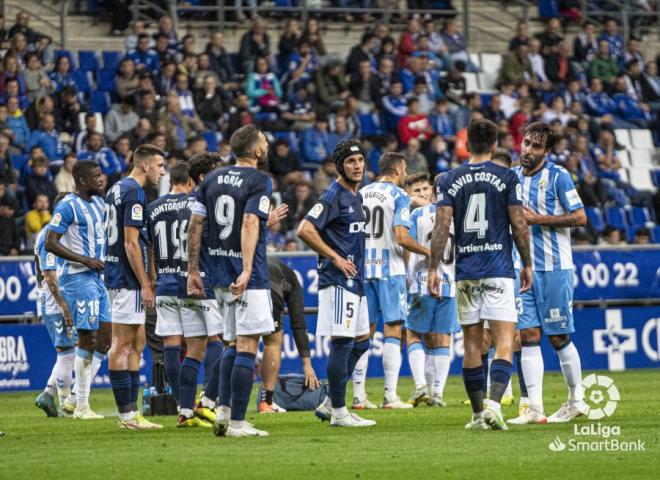 Luismi, protagonista en una acción a balón parado del Oviedo-Málaga (Foto: LaLiga)