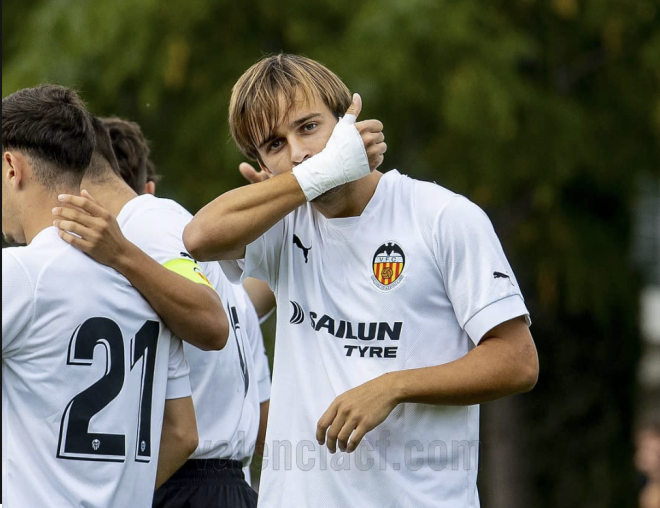 Mario Domínguez celebra un tanto con el juvenil del Valencia CF (Foto: Valencia CF).