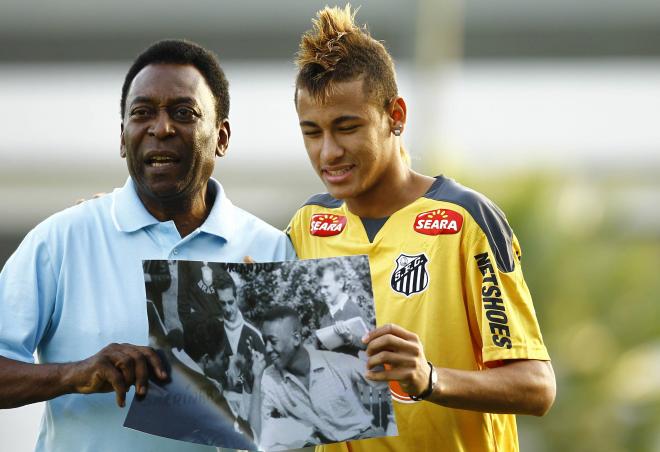 Pelé con Neymar en su etapa en el Santos. (Fuente: Cordon Press)