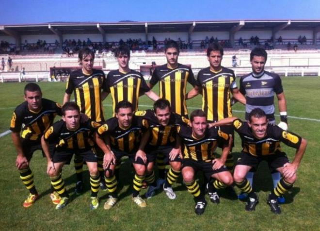 Un once inicial del Club Portugalete del año 2013 en el que lo dirigía el míster Carlos Docando.