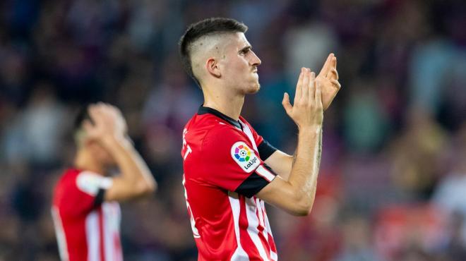 Oihan Sancet aplaude a unos aficionados tras caer ante el Barça en el Camp Nou (Foto: Athletic Club).