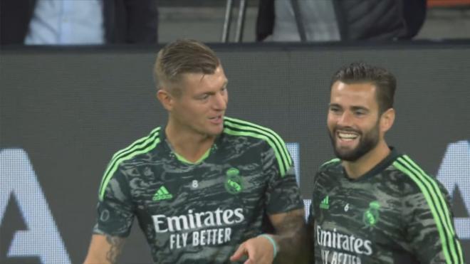 Kroos le comenta algo a Nacho durante el rondo en el entrenamiento previo al Leipzig-Real Madrid