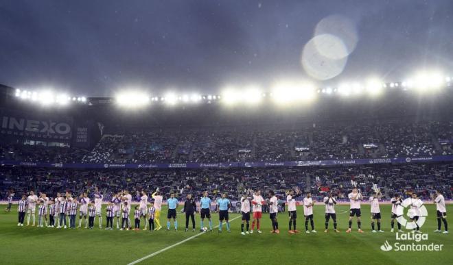 Los dos equipos, antes del partido.