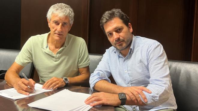Quique Setién y Roig Nogueroles, en la firma del contrato con el Villarreal.