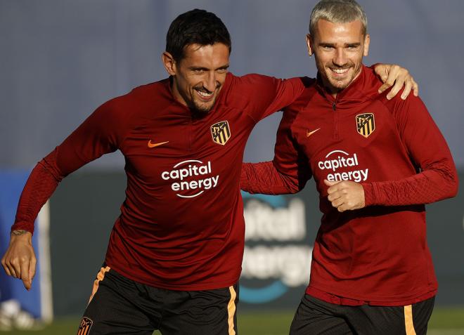 Savic y Griezmann, en una sesión del Atlético de Madrid (Foto: ATM).