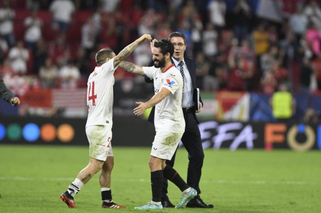El abrazo de Isco y el Papu (Foto: Kiko Hurtado).