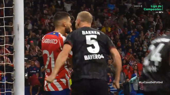 Bakker celebra delante de Carrasco el fallo del belga en el penalti.