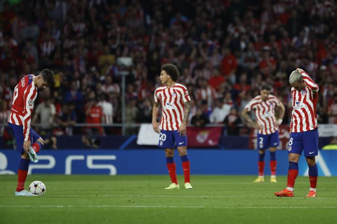 Los jugadores del Atlético de Madrid se lamentan tras un gol del Leverkusen (Foto: EFE).