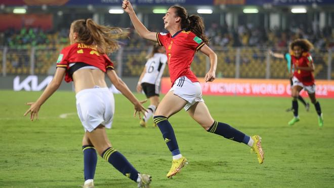 Lucía Corrales celebra su gol en el España-Alemania sub 17 (Foto: @SeFutbolFem).