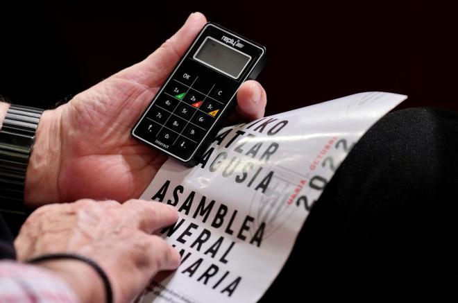 El moderno mando para poder votar en la Asamblea de Socios Compromisarios que se volverá a vivir este martes 28 de octubre en Bilbao (Foto: Athletic Club).