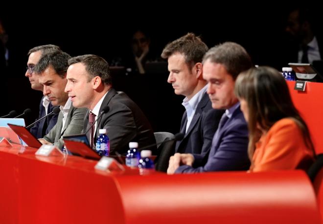 La mesa del presidente Jon Uriarte Uranga durante una Asamblea General Ordinaria en el Palacio Euskalduna de Bilbao (Foto: Athletic Club).