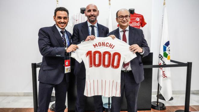 Monchi al cumplir 1000 partidos con el Sevilla FC (Twitter: @leonsfdo)