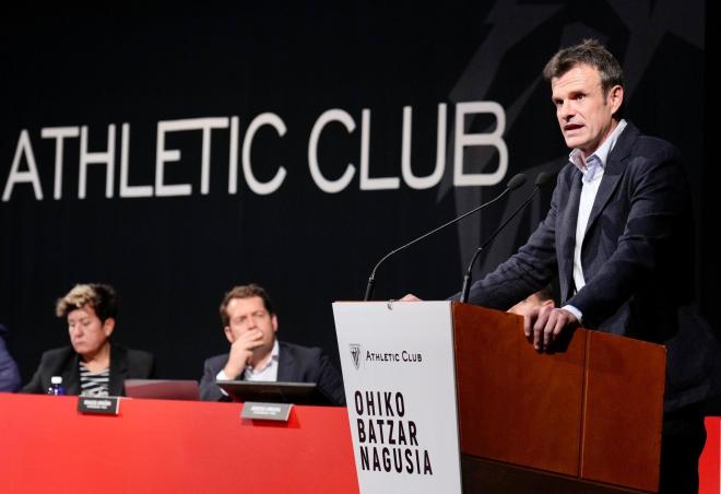 El presidente Jon Uriarte Uranga se dirige desde el atril del Palacio Euskalduna a la Asamblea General de Socios Compromisarios (Foto: Athletic Club).