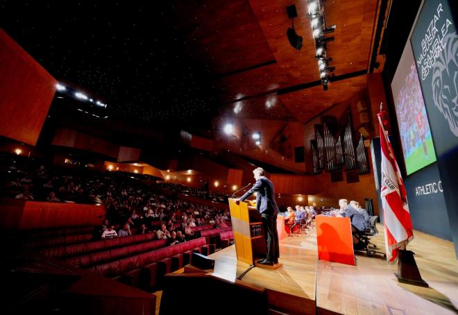 El presidente Jon Uriarte Uranga se dirige a la Asamblea General (Foto: Athletic Club).