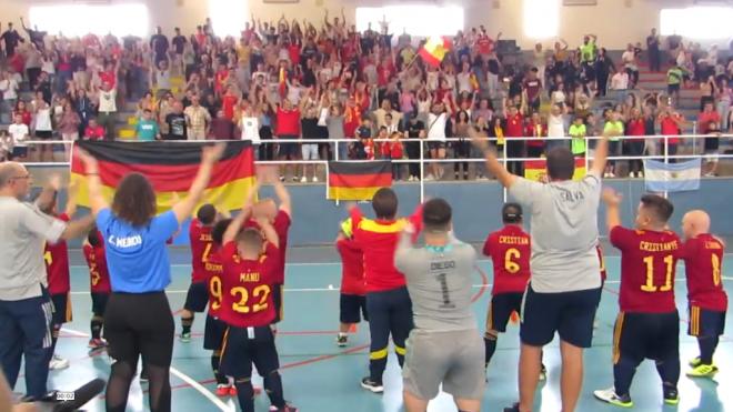 Los jugadores de la selección española de talla baja celebran con el público la plata en el europeo.