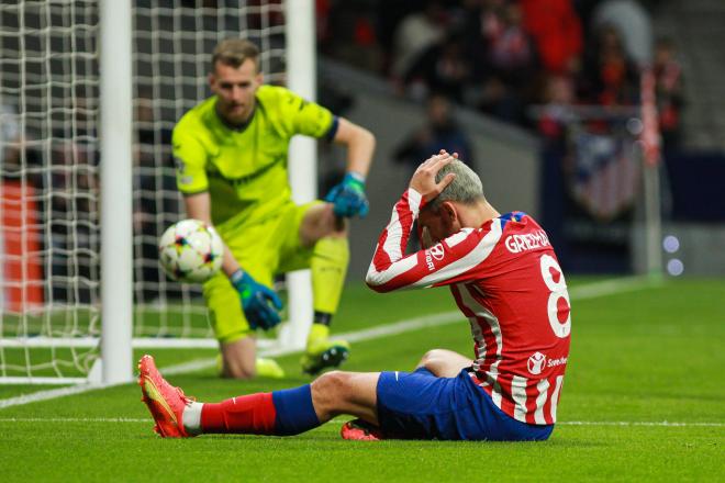 Antoine Griezmann se lamenta en el Atlético de Madrid-Bayer Leverkusen (Foto: Cordon Press).