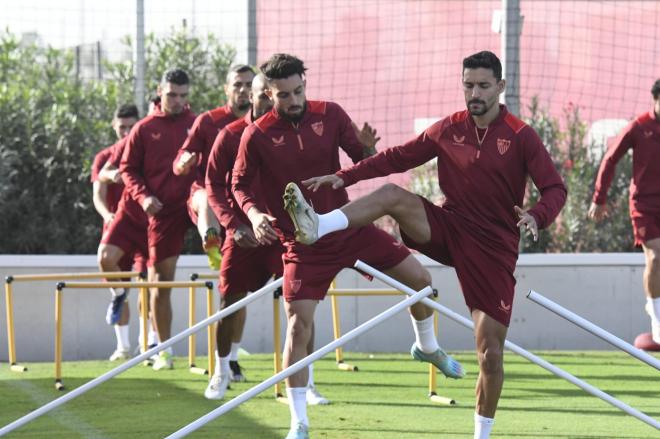 Jesús Navas y Alex Telles, en un entrenamiento reciente.