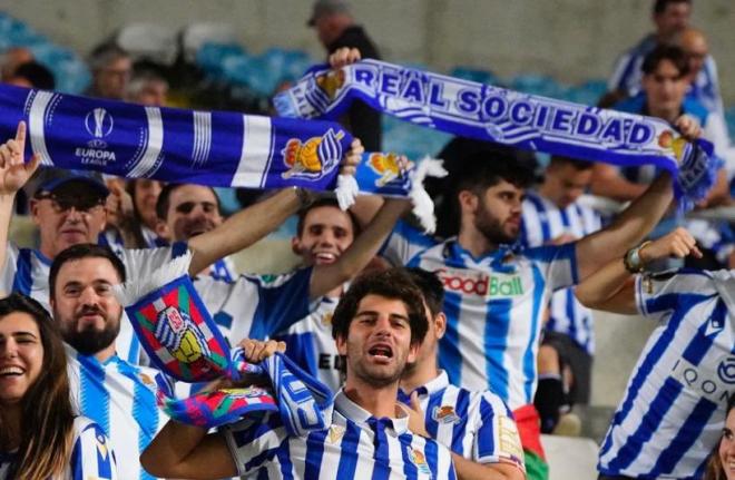 La afición de la Real Sociedad en Nicosia ante el Omonia (Foto: Real Sociedad).