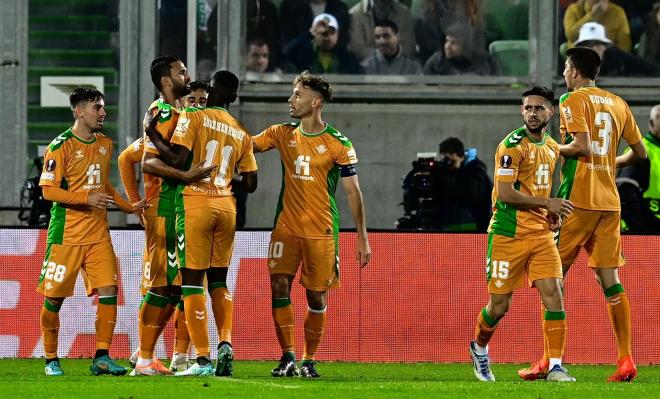Los jugadores celebran el gol de Fekir ante el Ludogorets  (Foto: EFE)