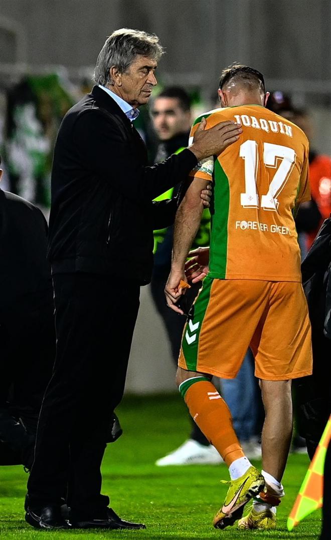 Pellegrini saluda a Joaquín en el momento del cambio por su lesión (Foto: EFE).