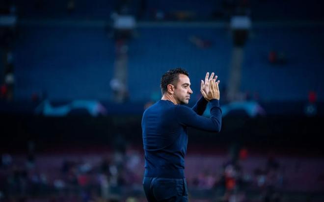 Xavi Hernández aplaude a la afición en el Camp Nou (Foto: FCB).