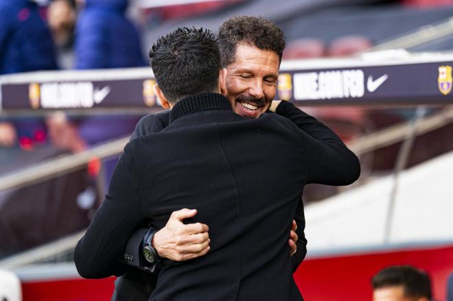 Xavi y Simeone se abrazan en el partido en el Camp Nou de febrero 2022