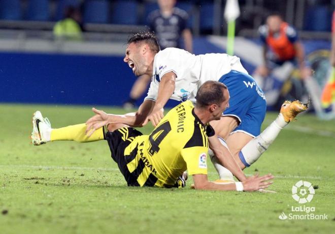 Petrovic comete falta durante el Tenerife-Real Zaragoza (Foto: LaLiga).