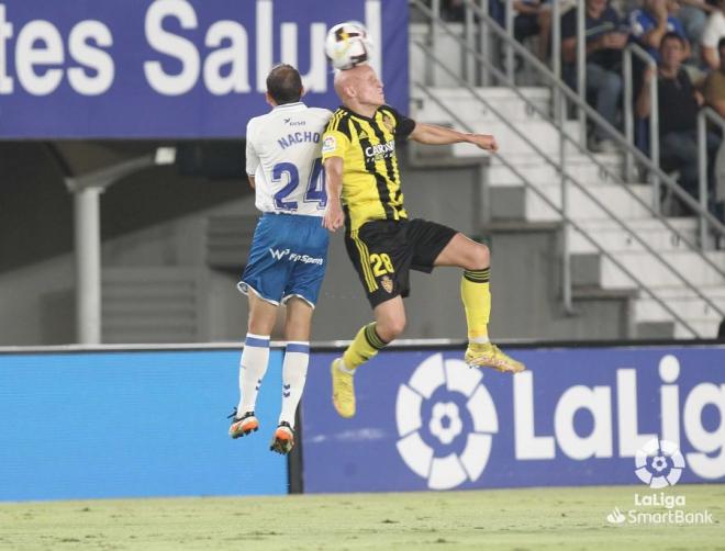 Víctor Mollejo pugna durante el Tenerife-Real Zaragoza (Foto: LaLiga).