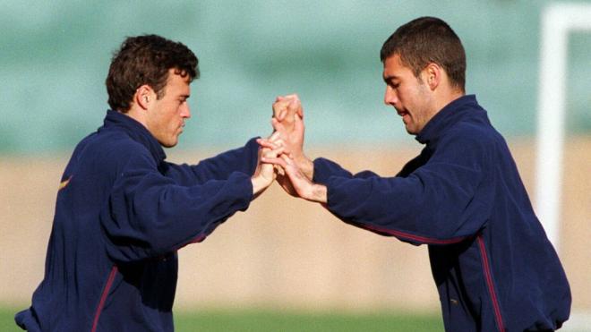 Luis Enrique y Guardiola hacen un ejercicio por parejas durante un entrenamiento del Barça en 1999. (Cordon Press)