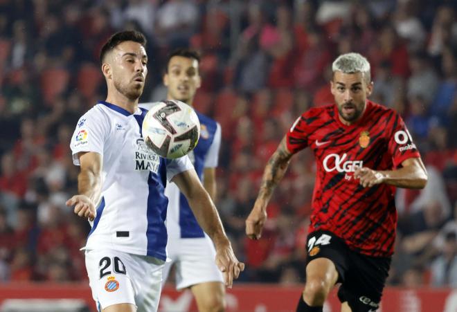 Edu Expósito controla un balón en el Mallorca-Espanyol (Foto: RCDE).