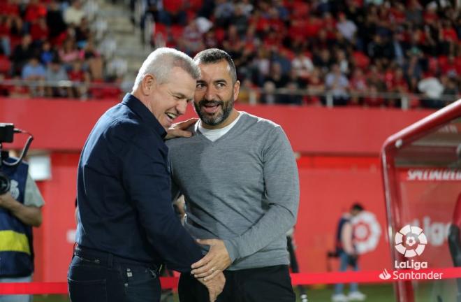 Javier Aguirre y Diego Martínez se saludan antes del Espanyol-Mallorca (Foto: LaLiga).