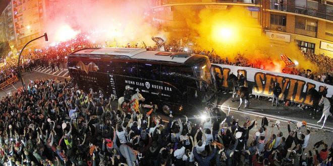 Recibimiento del autobús del Valencia CF que se repetirá ante el Barcelona