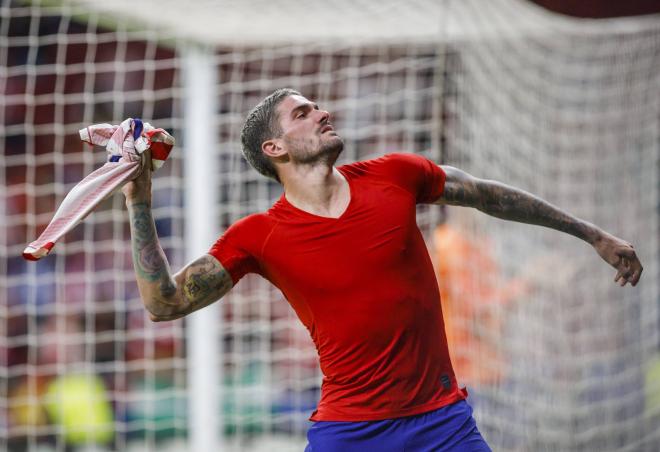 Rodrigo de Paul regala su camiseta tras un partido del Atlético de Madrid (Foto: Cordon Press).
